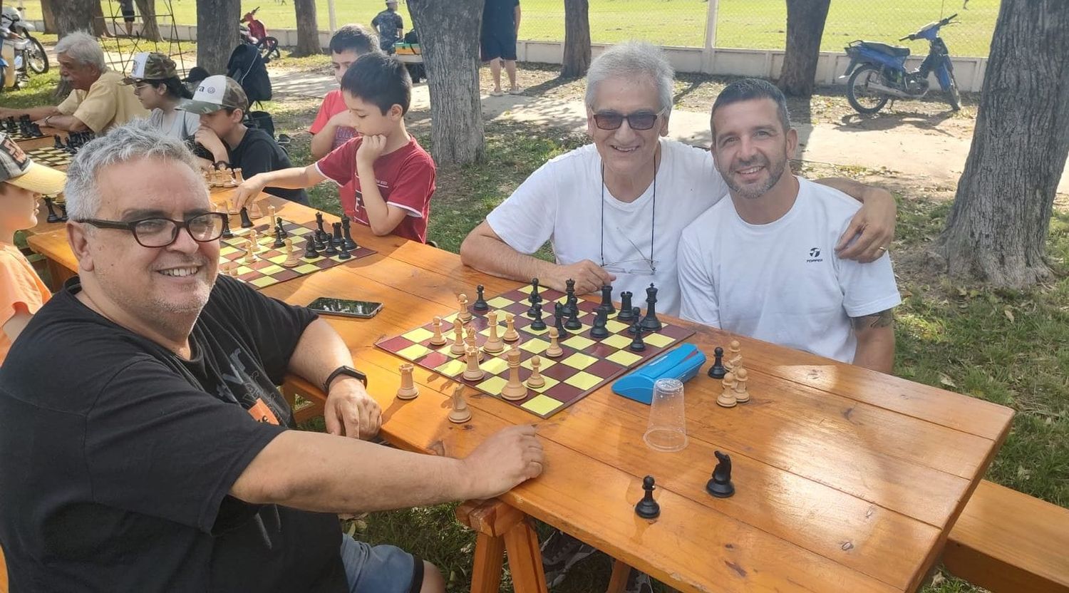 Dirigentes del Club de Ajedrez y el director de deportes, Juan Iturburu en plena partida