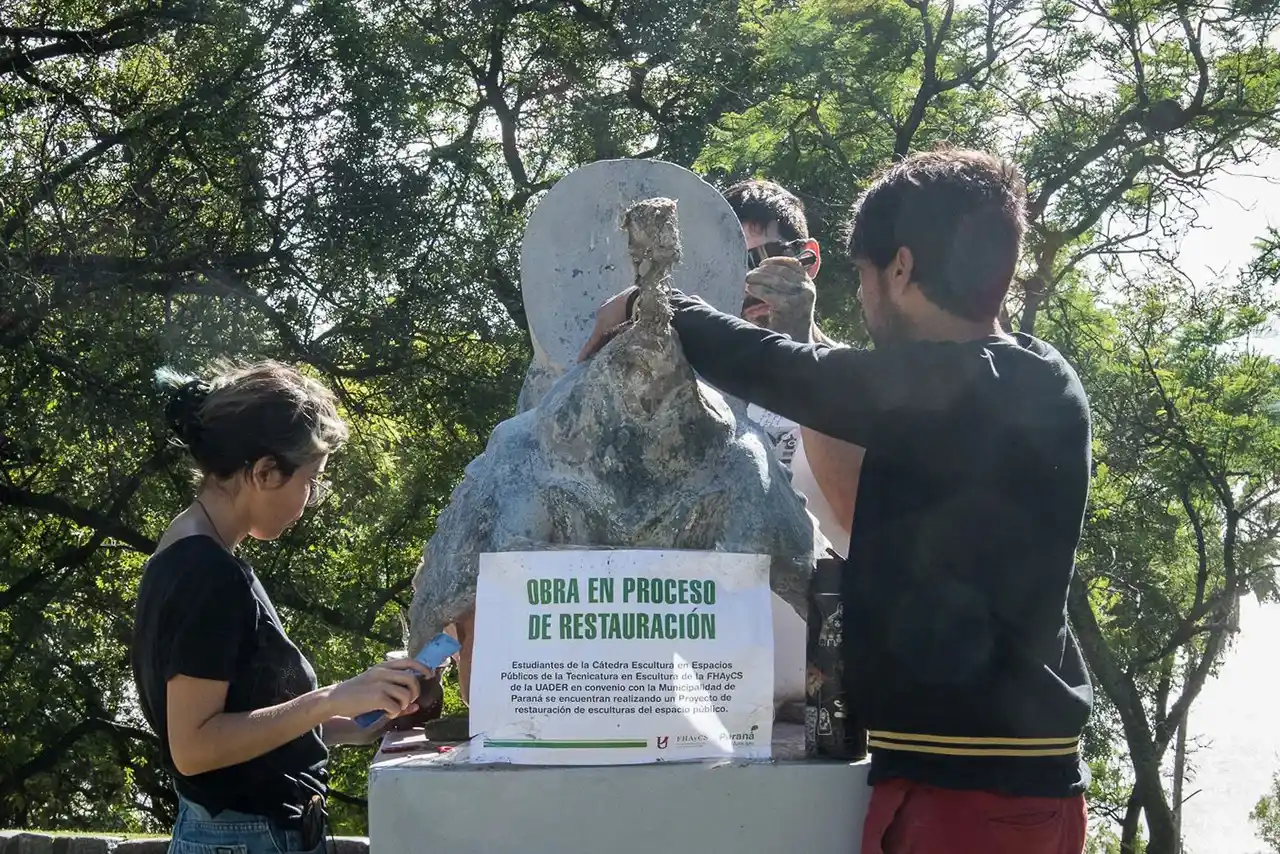 Avanza la restauración de esculturas patrimoniales en espacios públicos de Paraná