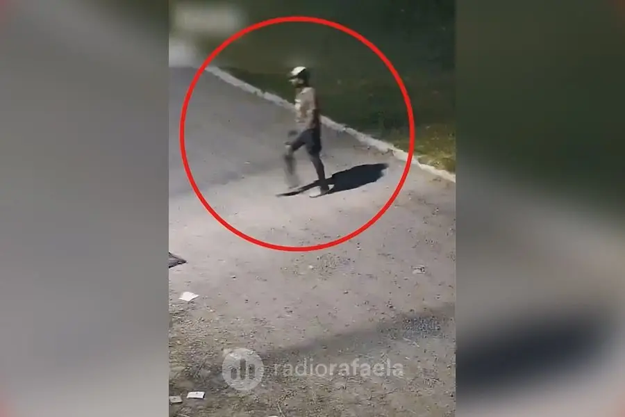 ¿Un aficionado al parkour en el centro? Por las cámaras, lo vieron trepando y caminando por los techos