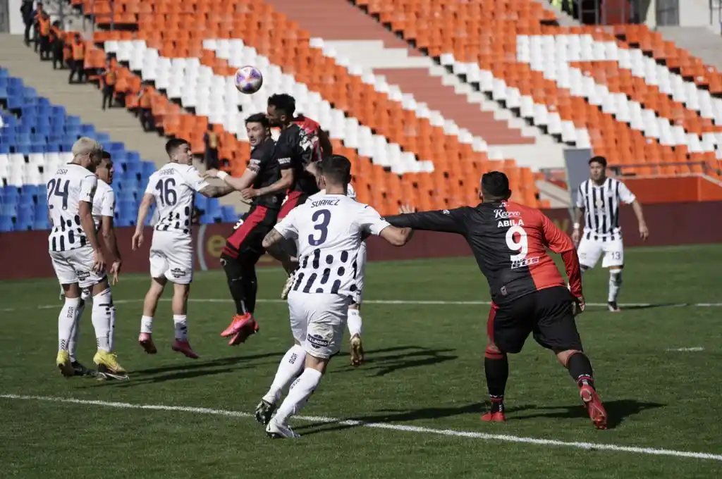 El partido se disputó en el estadio "Malvinas Argentinas".