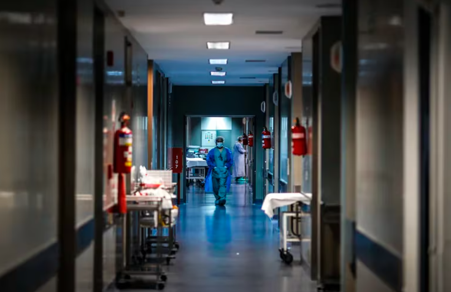 El Ministerio de Salud evalúa cobrar la atención a extranjeros en hospitales públicos