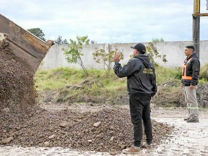 En el acceso al barrio San Jorge, Vialidad
encara tareas de estabilizado granular