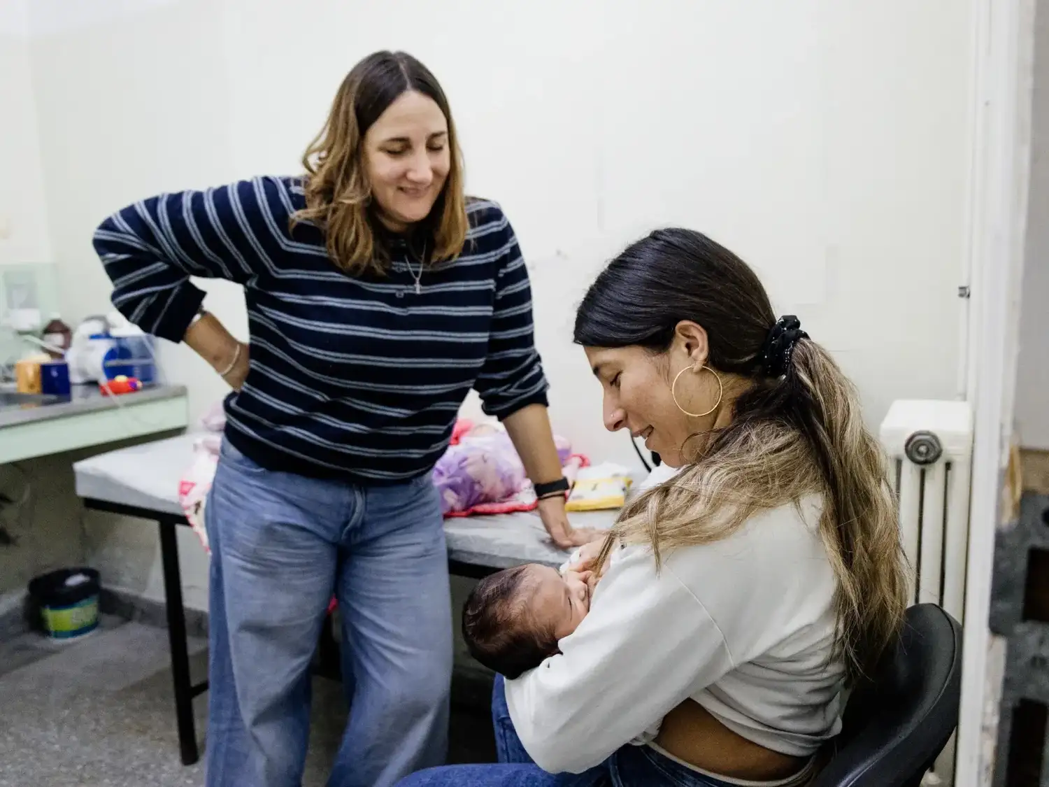 En el espacio, un equipo interdisciplinario ofrece orientación personalizada para acompañar el amamantamiento.