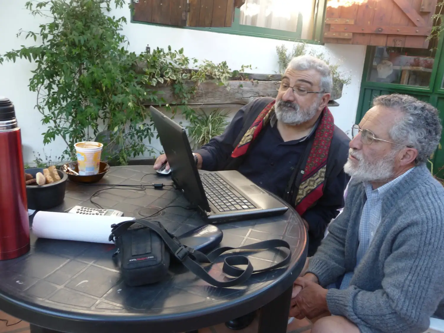 Beto Gauna junto a Eduardo Rodríguez del Pino, durante la realización del documental "Las manos de la eternidad".