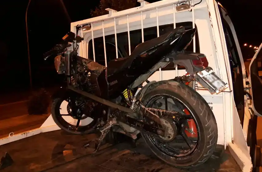 Un motociclista está en terapia intensiva tras un fuerte choque