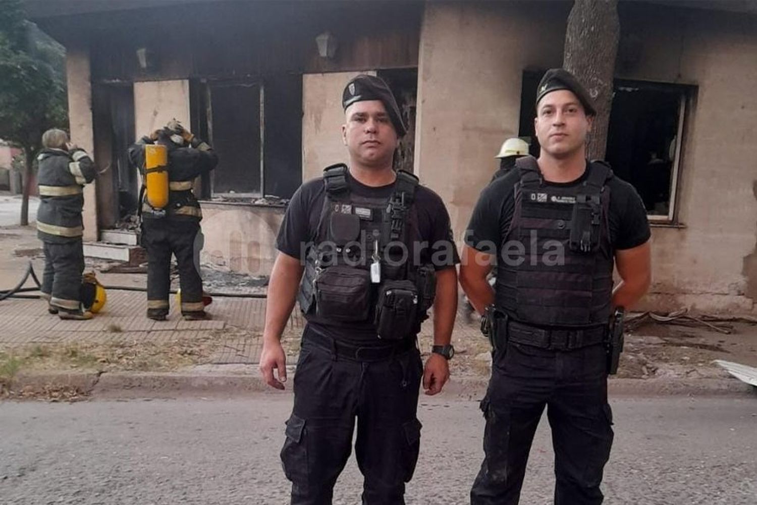 Rescate heroico: el Comando Radioeléctrico salvó a dos personas de un incendio en su vivienda