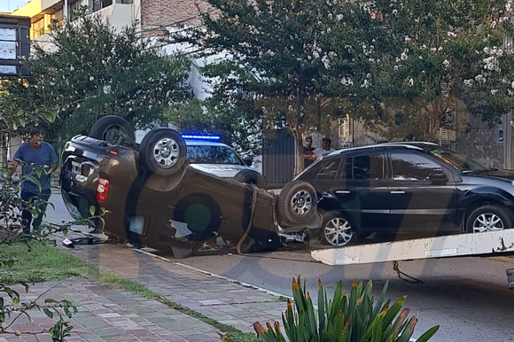 [VIDEO] Así fue el vuelco de una Duster con cuatro sampedrinos en Baradero
