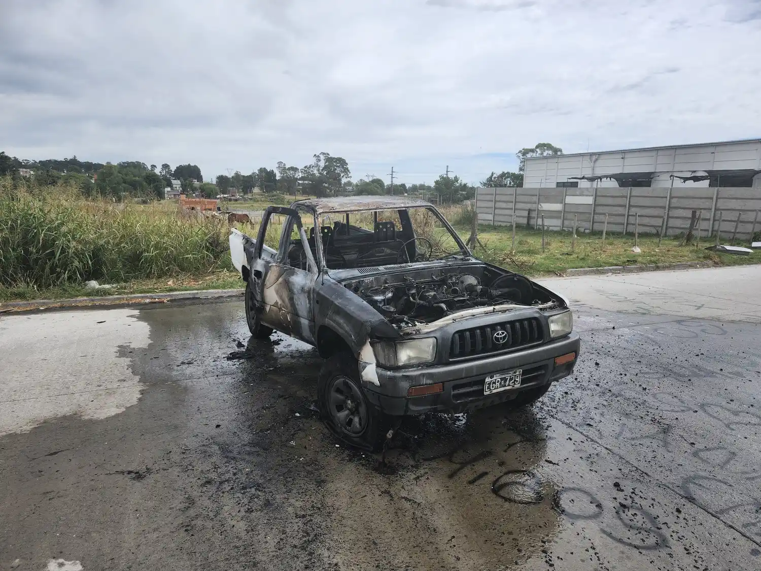 La camioneta se consumió en llamas.