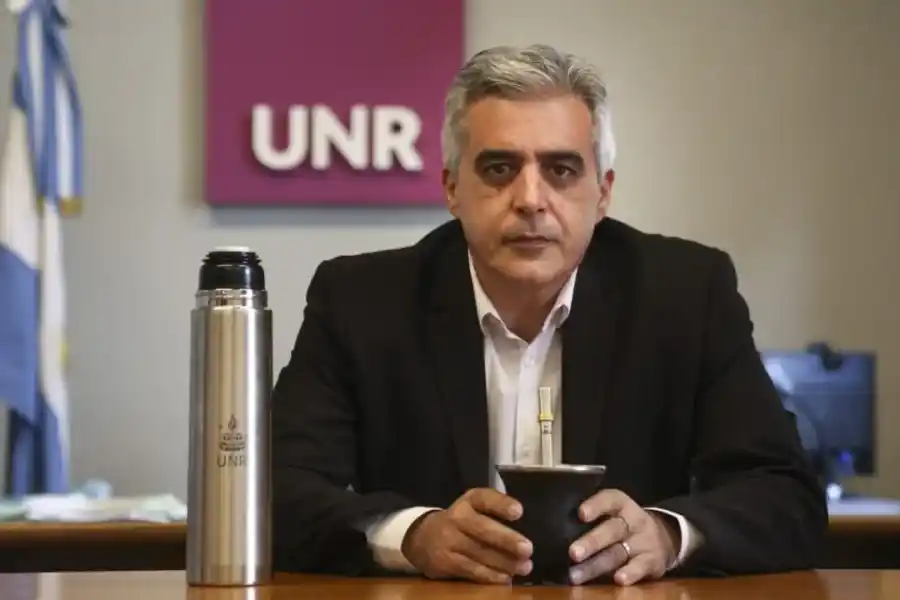 El rector de la UNR ordenó suspender al docente denunciado por el periodista Juan Pedro Aleart por abuso sexual