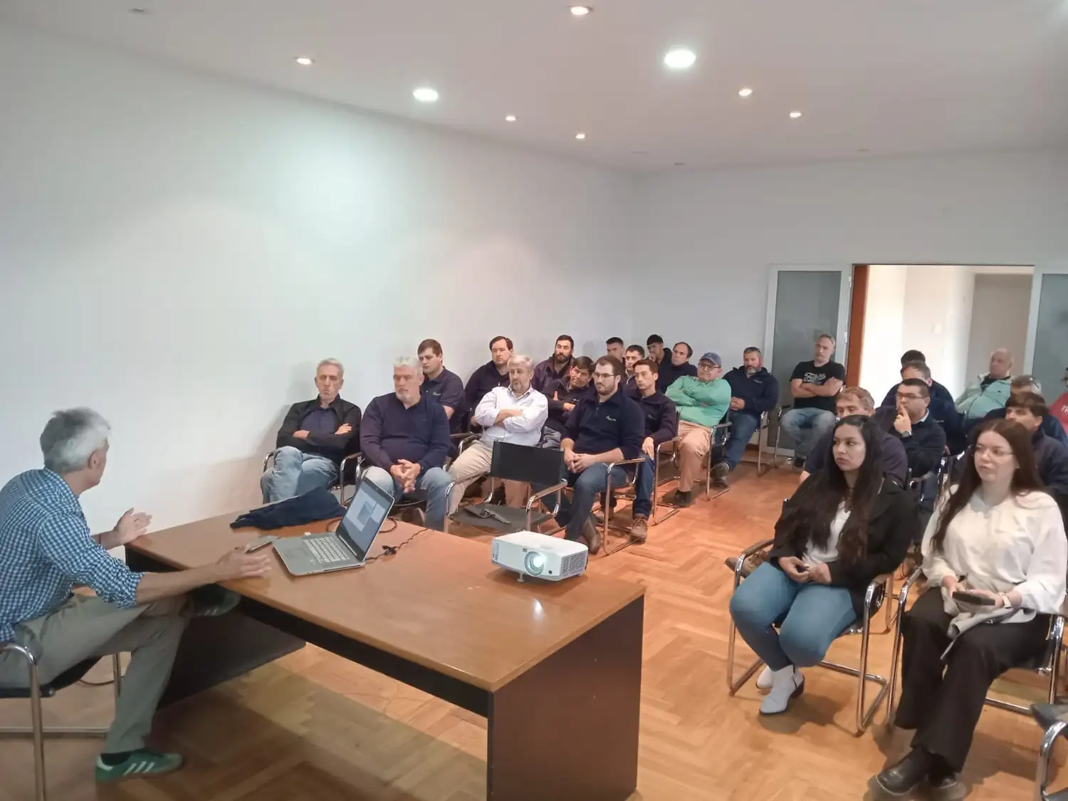 Cirilo Espain y Carlos Rúa Velázquez encabezaron la charla en la Cooperativa.
