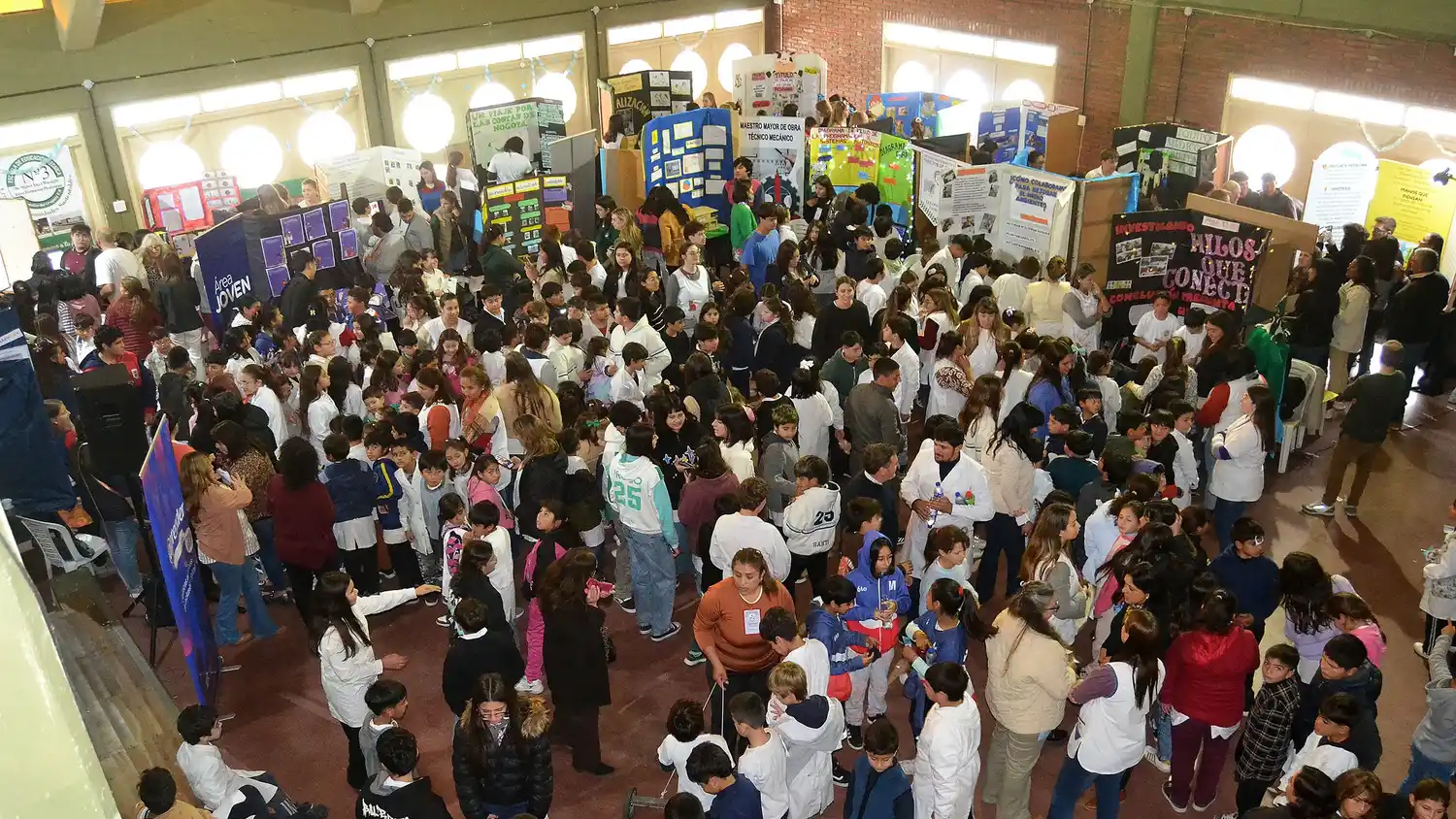 Decenas de estudiantes y docentes participaron de la Feria Regional de Educación.