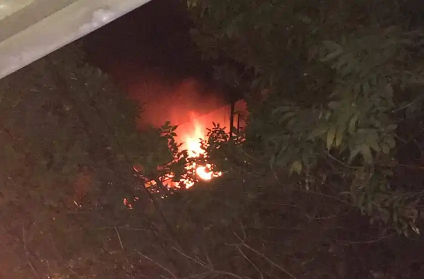 Susto en el centro: explosión y fuego en un departamento