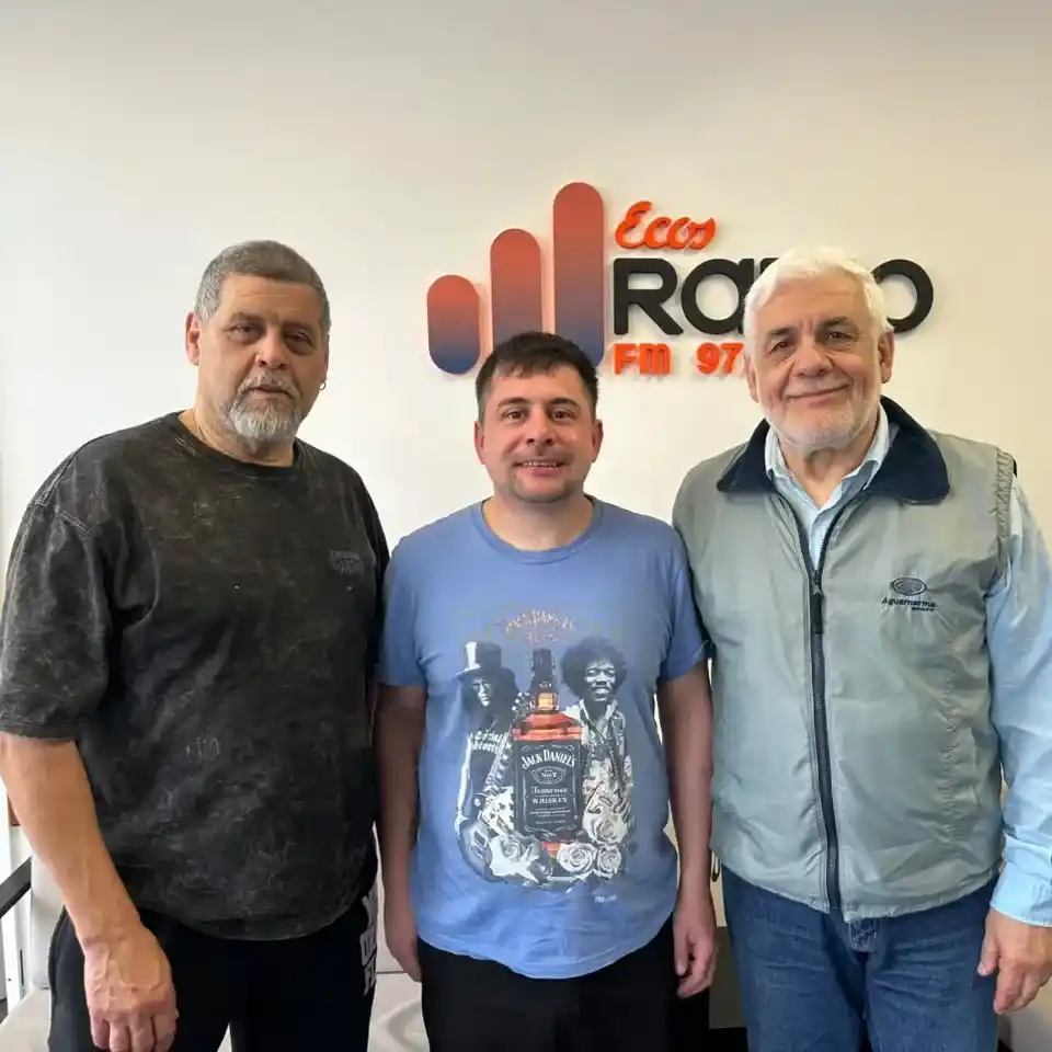 Mario Calderón, Diego Britos y Luis Lanzavecchia, integrantes de Los Peñalozos, en Ecos Radio.