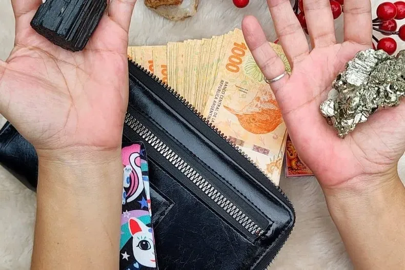 Si querés atraer dinero en el 2026, el Feng Shui te recomienda un color en tu billetera.