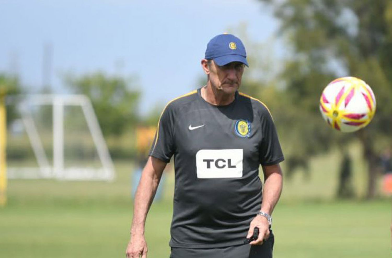 Edgardo Bauza se aferra al timón en Central