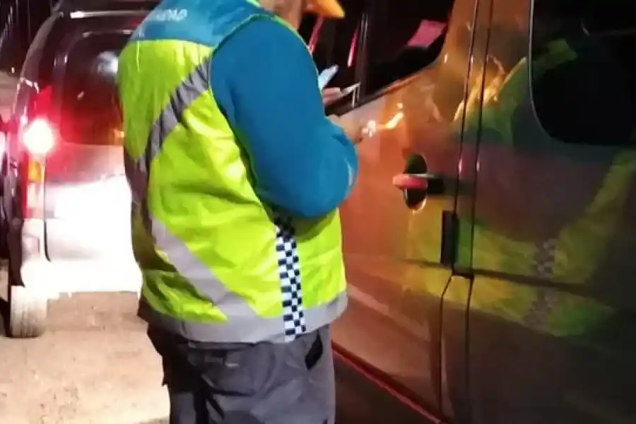 Simularon ser policías, detuvieron a una camioneta y robaron 22 mil dólares