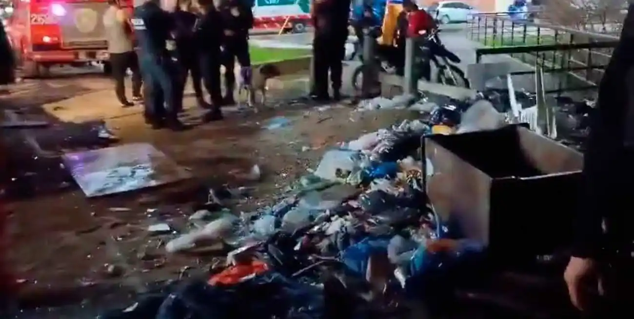 Video: un auto se cayó al Riachuelo y buscan a su conductor