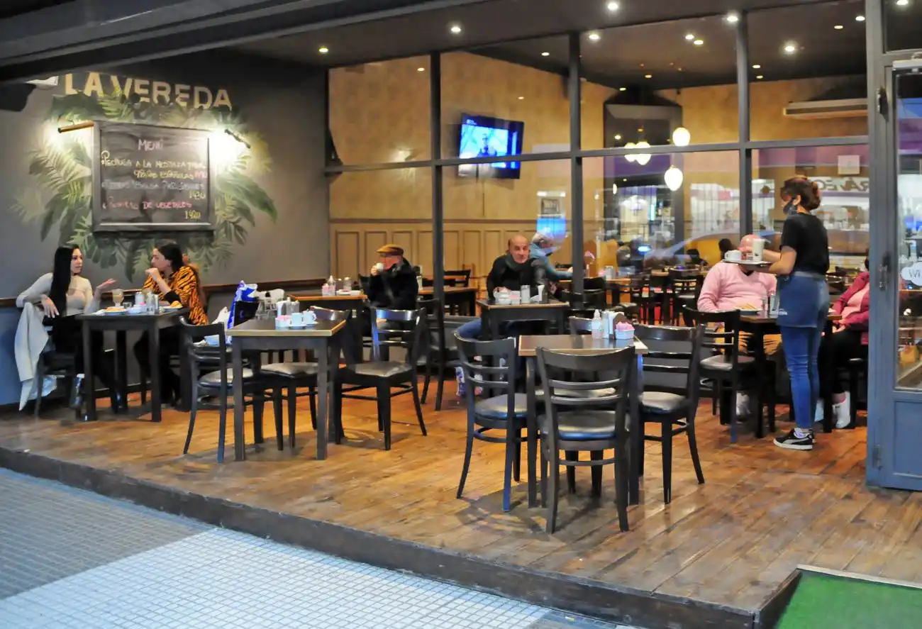 Provincia evalúa disponer que sólo las personas inoculadas puedan ingresar a bares y restaurantes