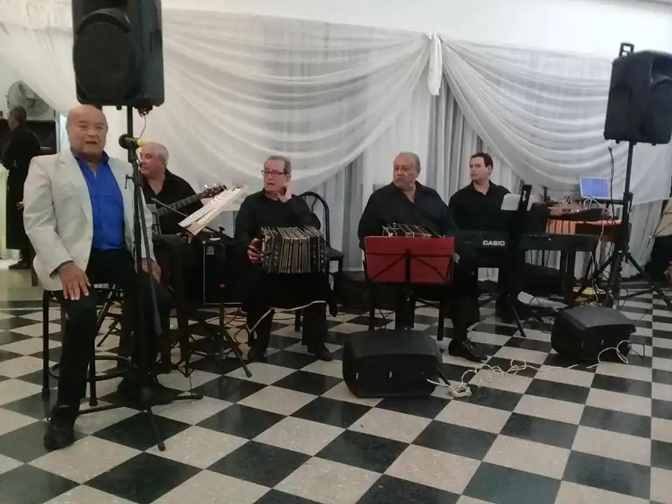 El Sexteto 2 x 4 se presenta con sus parejas de bailarines