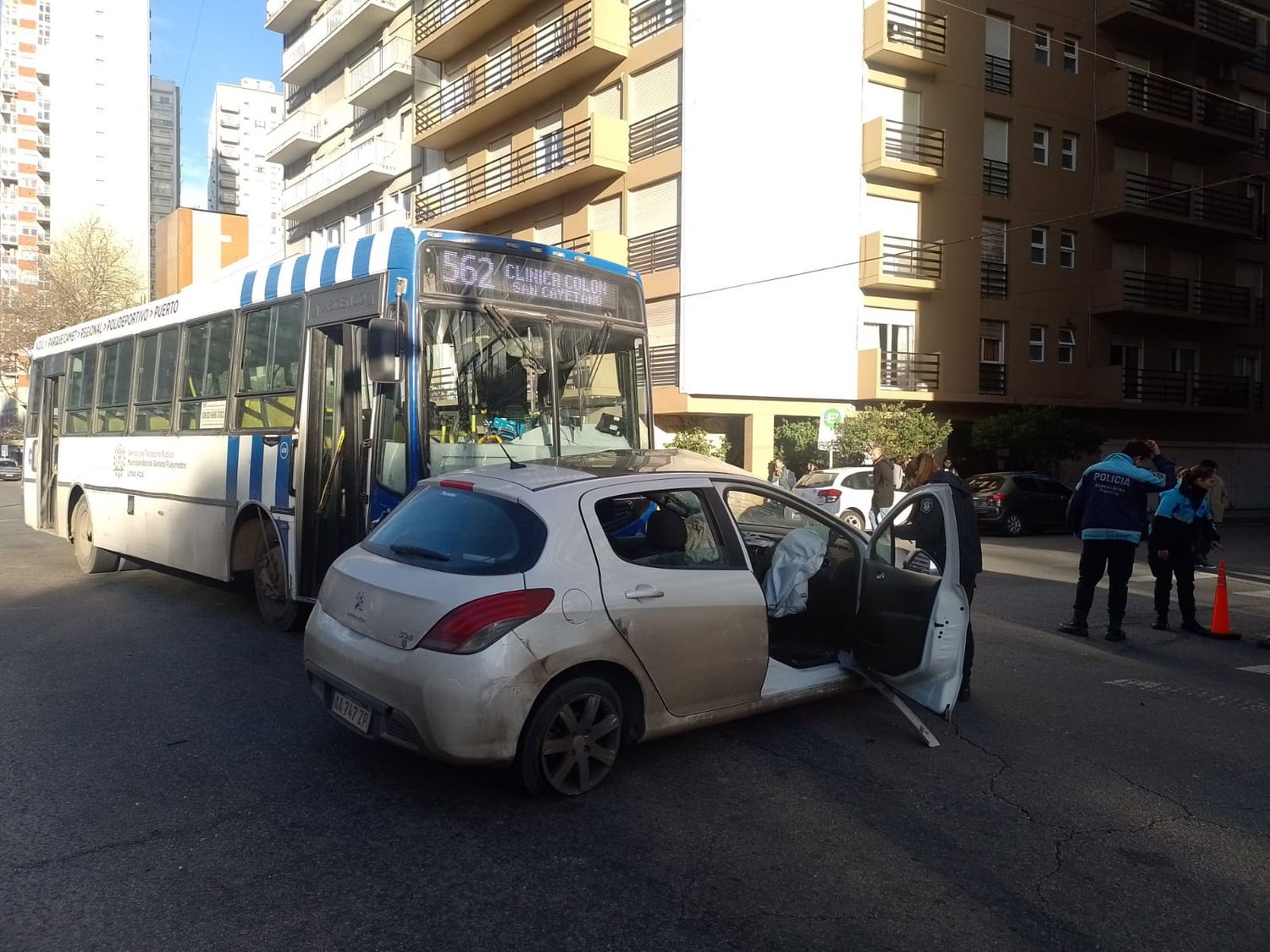 Brutal choque entre un colectivo y un auto en el centro