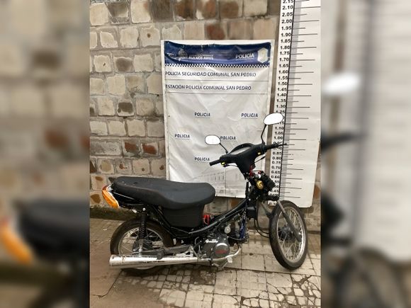 Allanamiento: recuperaron moto robada y aprehendieron a dos jóvenes, de 15 y 27 años
