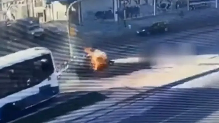 Los ocupantes lograron salir del vehículo entre las llamas.
