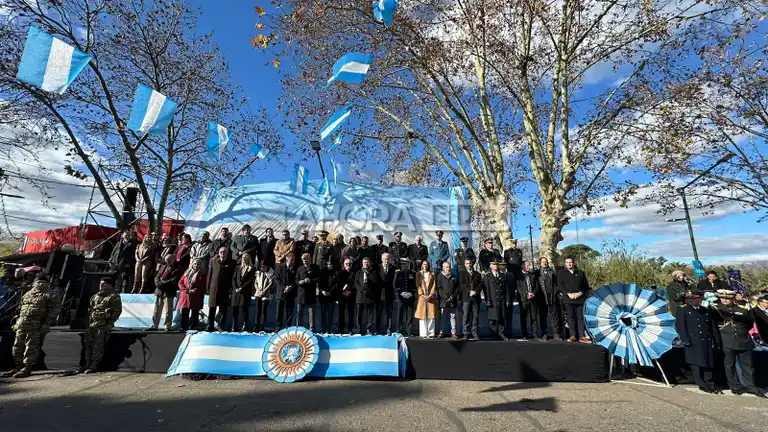 Multitudinario desfile por el 9 de Julio en la Costanera de ...