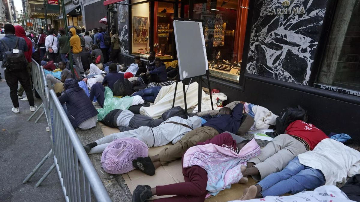 ¡NO CABE UN ALMA! Nueva York rumbo a batir récord de migrantes, casi 100 mil han llegado a la ciudad (Videos)