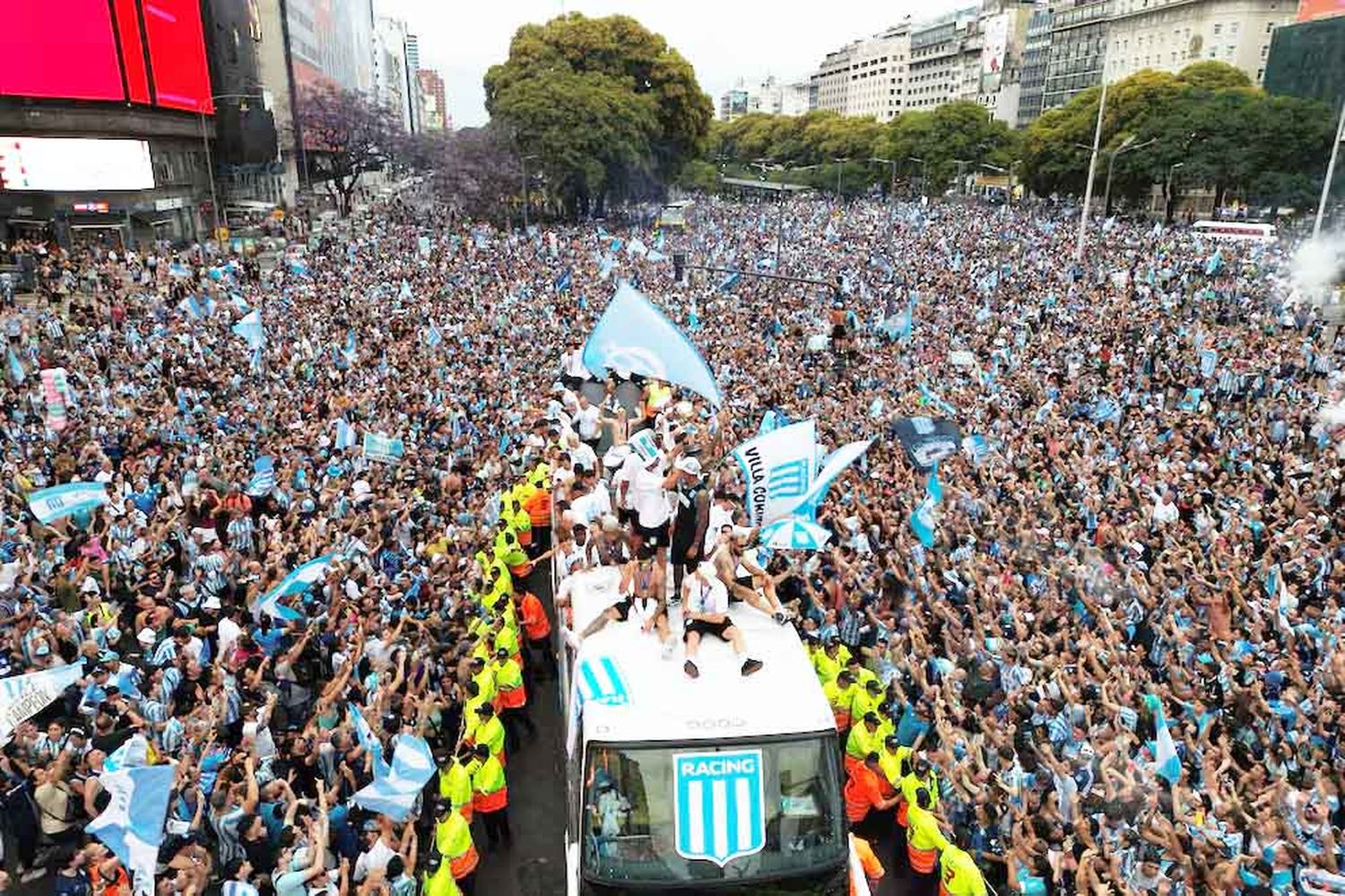 El impactante recibimiento a los campeones de la Sudamericana en el Obelisco