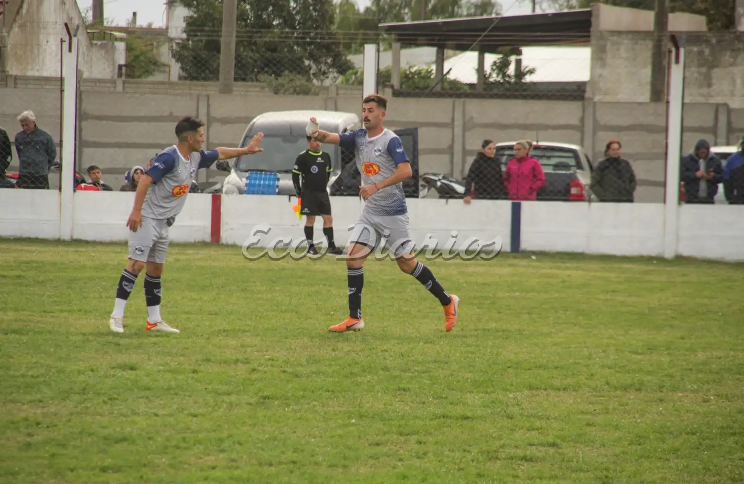 Festejo del autor del gol, Lautaro Farías (derecha) y, Gustavo Morales (izquierda)