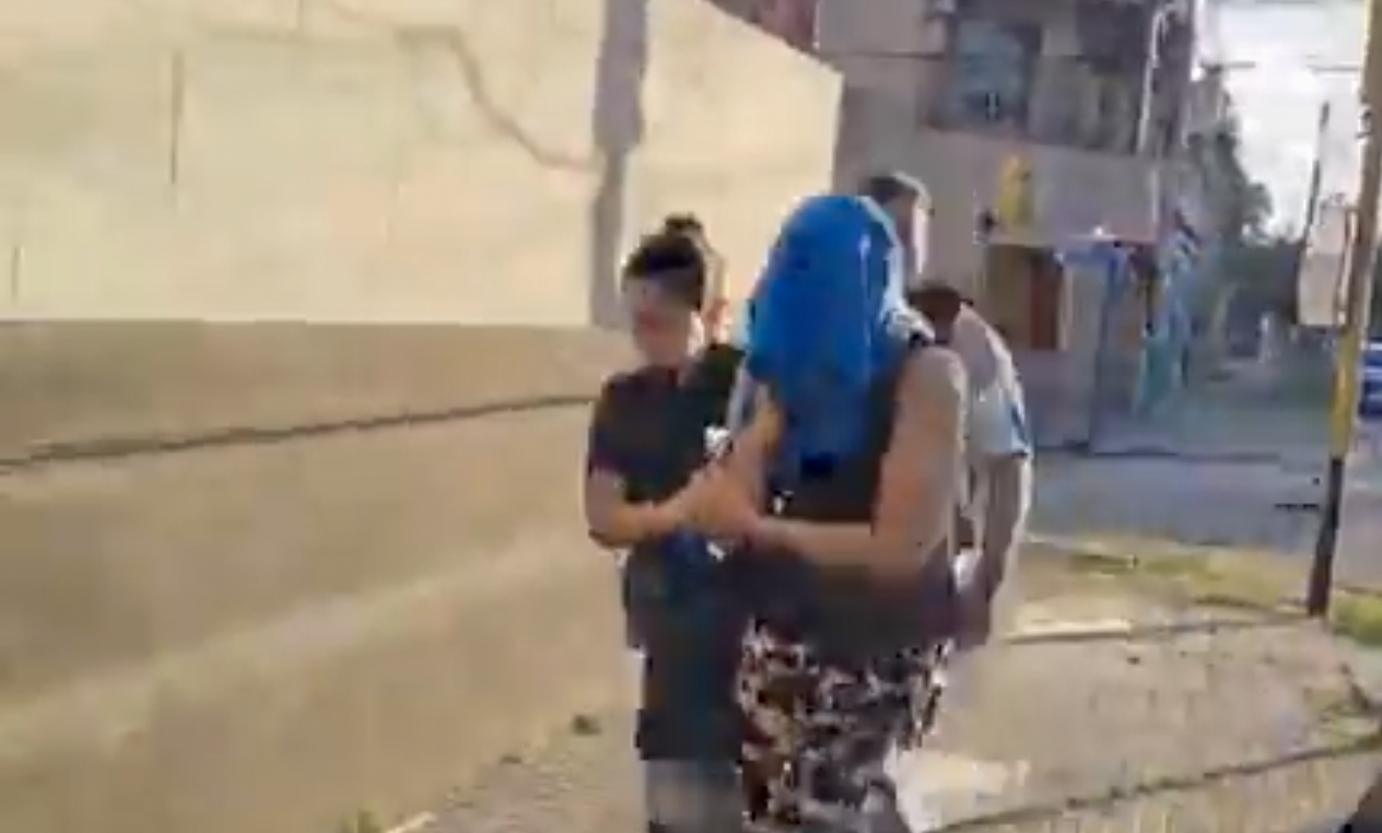 Así llegó Marisel "Pili" Solís a la Comisaría local tras ser detenida.