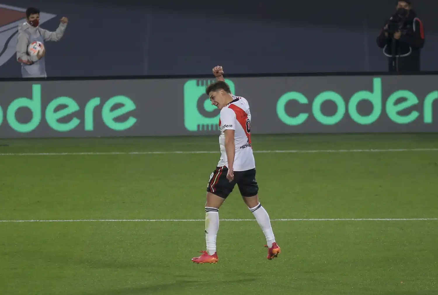 Álvarez le da cambio de ritmo al ataque de River.