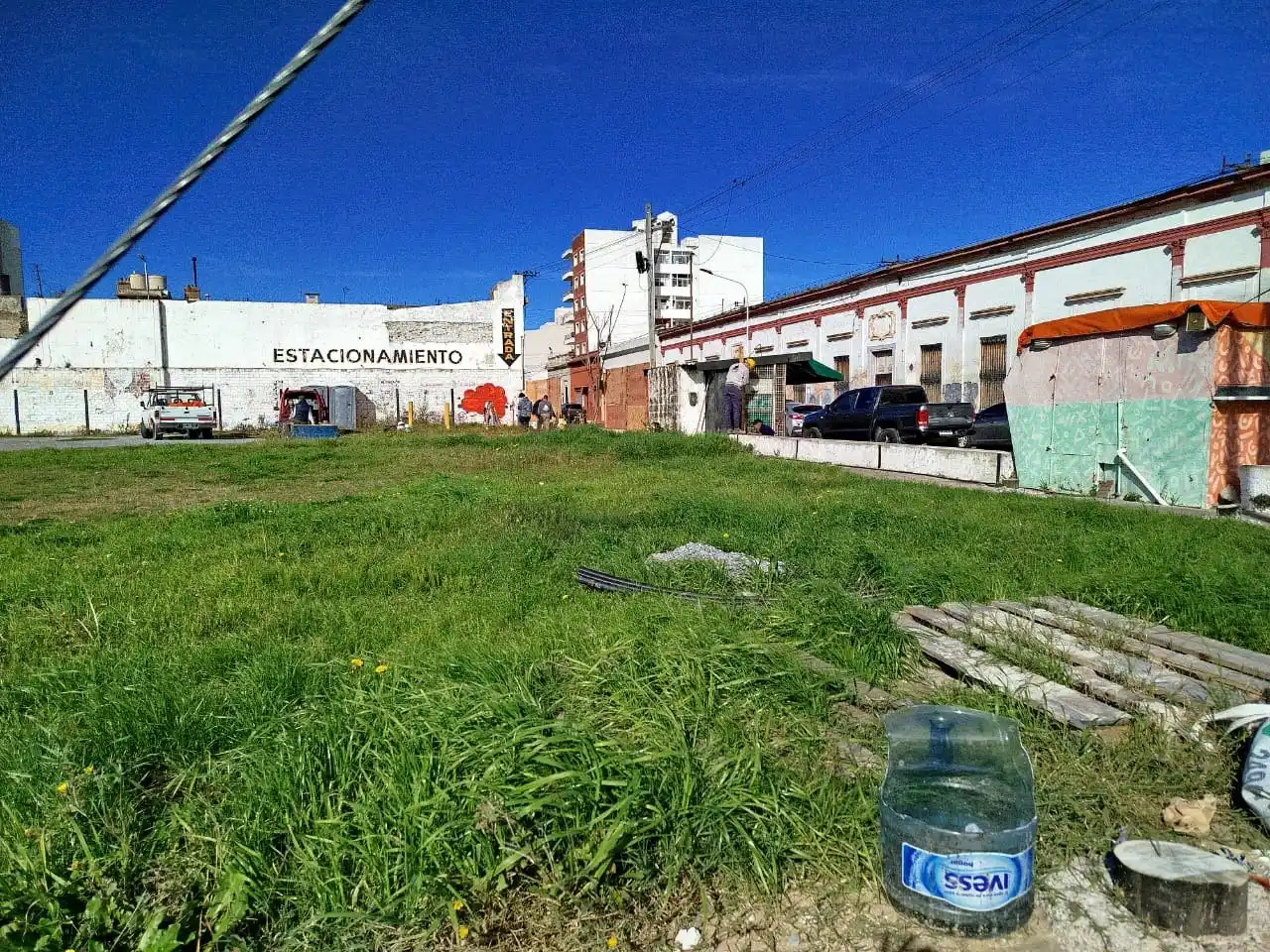 Iniciaron las tareas de traslado del kiosco de revistas para avanzar con el cerco del terreno donde se ubicará McDonald’s.