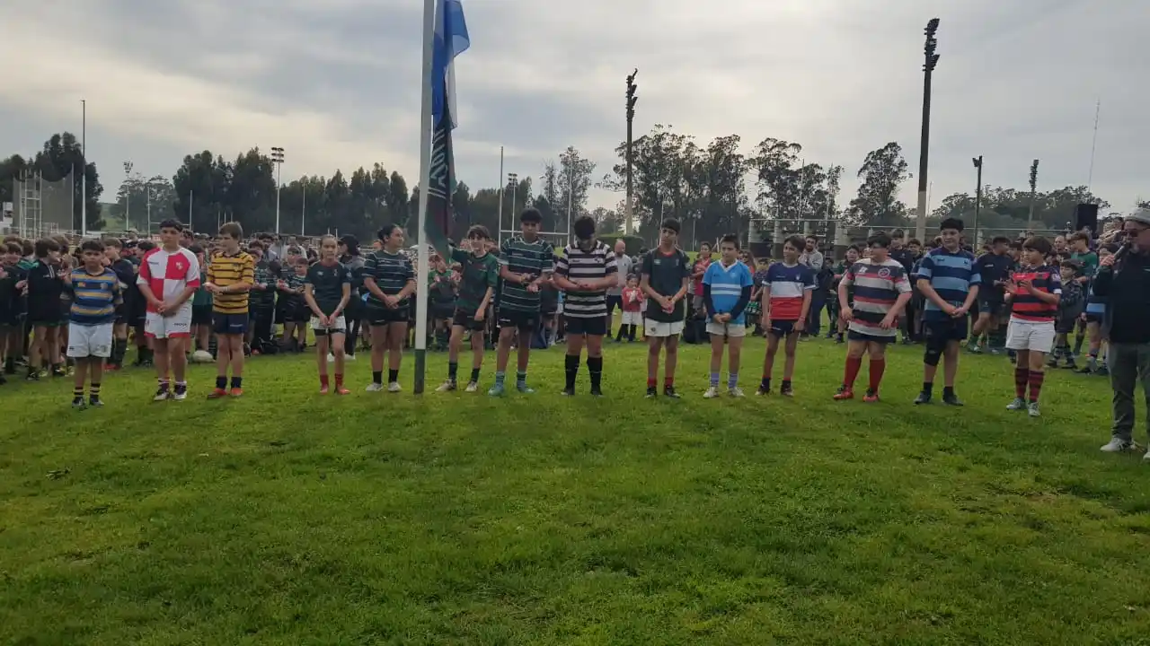Ceremonia de inicio del encuentro nacional, con un representante de cada club