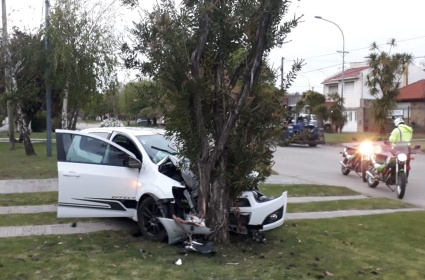 Chocó contra un árbol y se negó a hacerse el control de alcoholemia