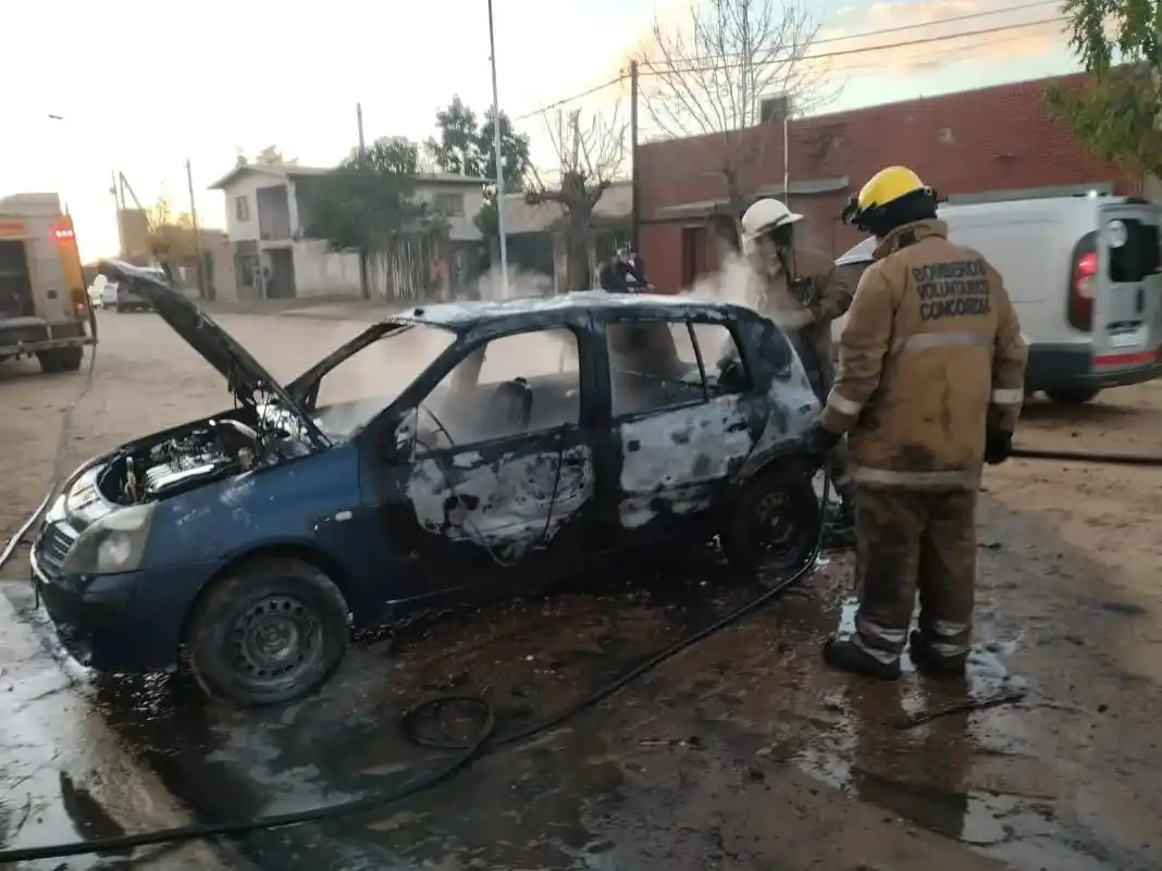 Bomberos Voluntarios sofocaron el incendio de un vehículo
