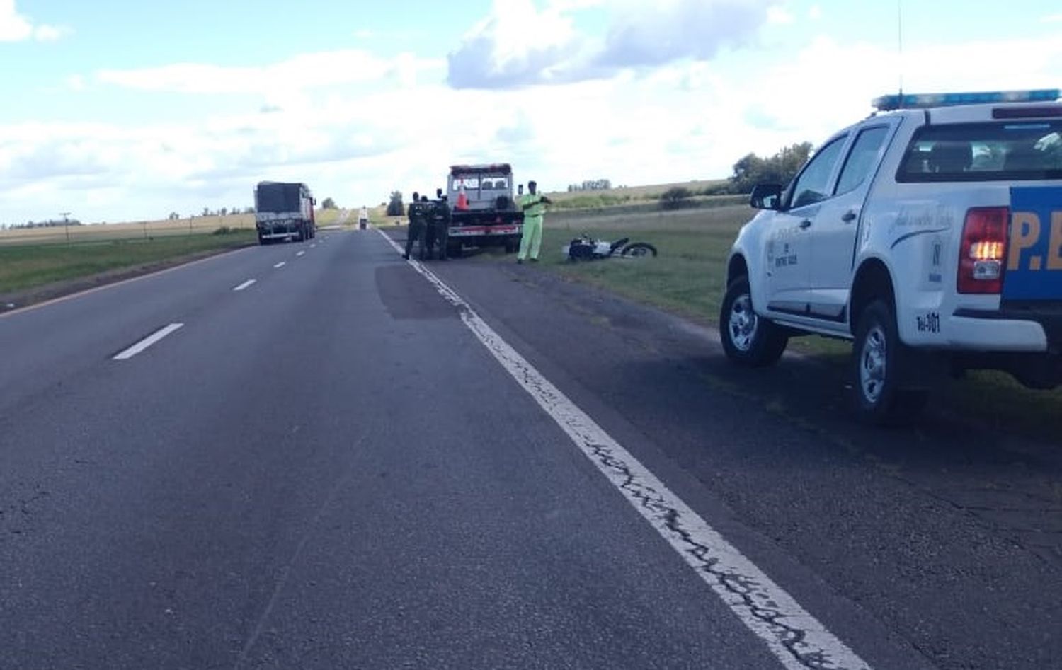 Pareja debió ser hospitalizada tras perder el control de su moto y caer en la 14