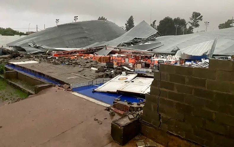 Por el fuerte temporal, un techo colapsó en un club de Bahía Blanca: hay al menos 13 muertos y varios heridos graves