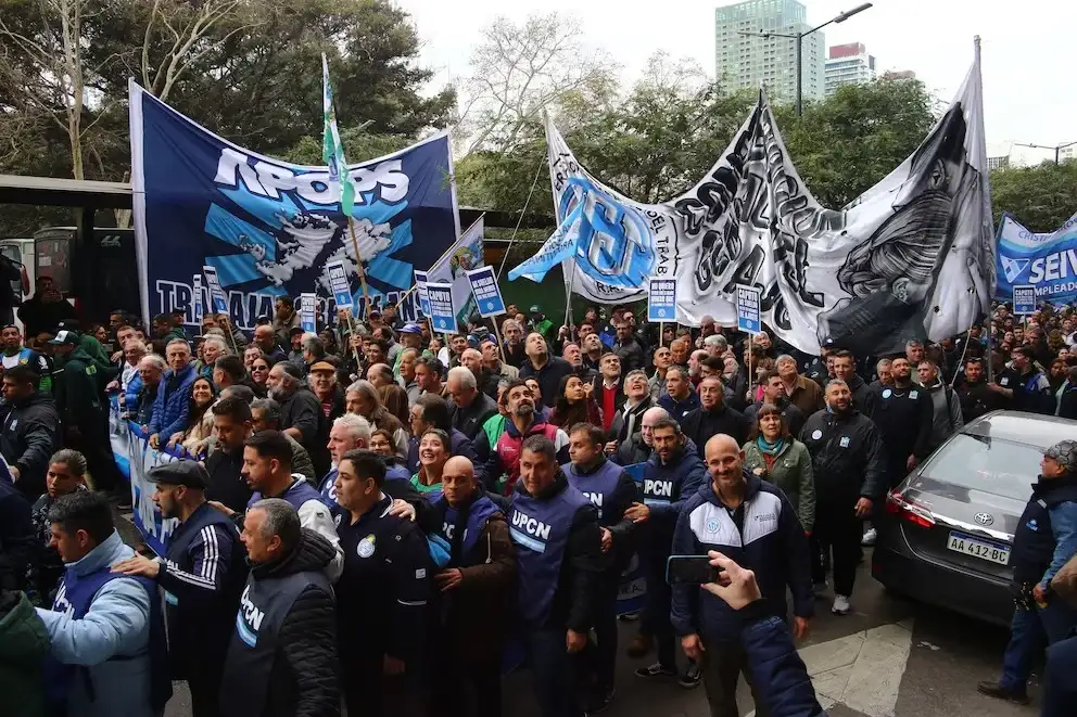 La CGT y las CTA reclamaron “un programa de refinanciación de deudas” para revertir la morosidad récord