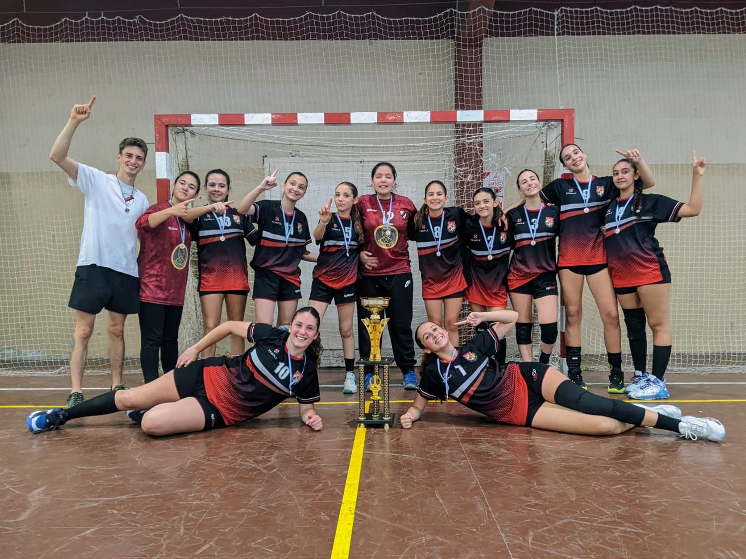 Las chicas de Defensa se coronaron en Necochea.