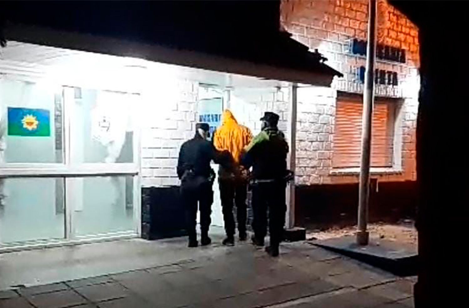 Rompió vidrio de heladería para robar dinero y llevarse el celular de la empleada