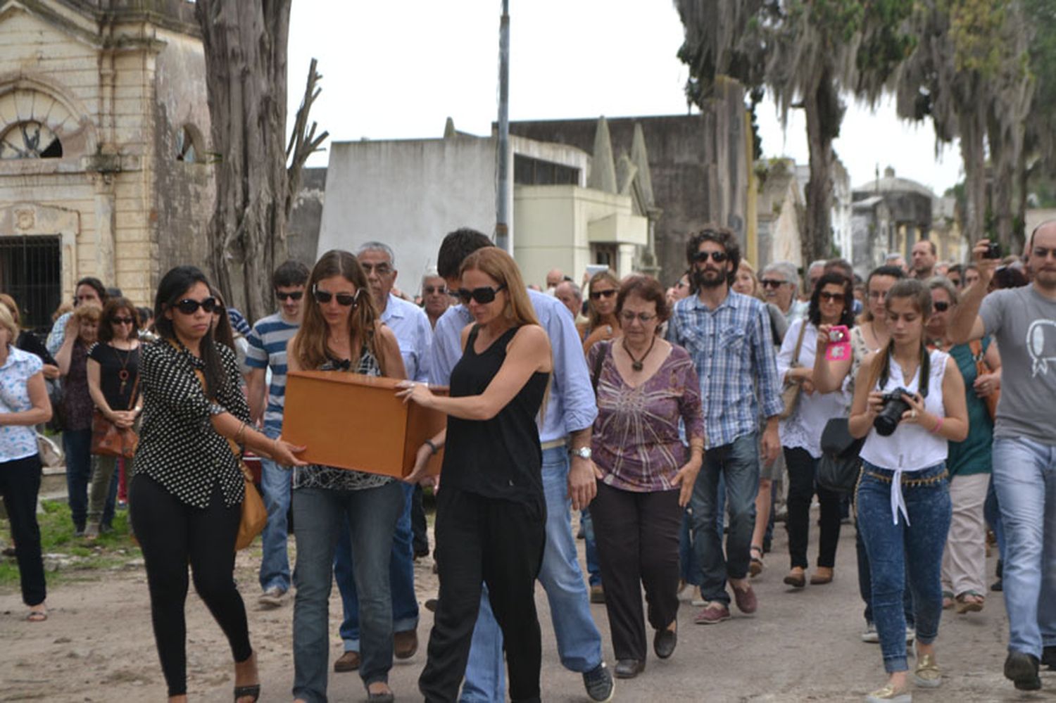 Con paz y dignidad sepultaron los restos de Leli Savoy  