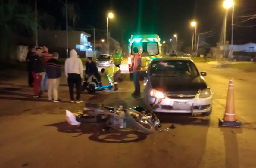 Buscan al conductor de una camioneta que embistió a una moto