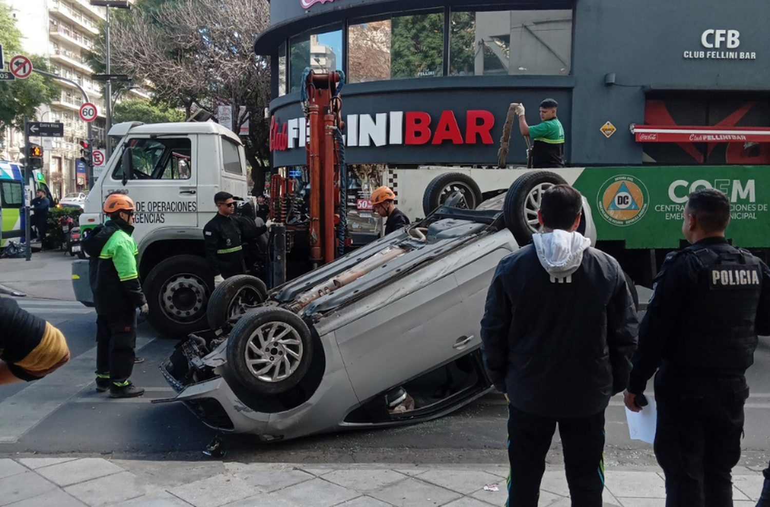 Un auto chocó contra un árbol y volcó en Entre Ríos y Pellegrini