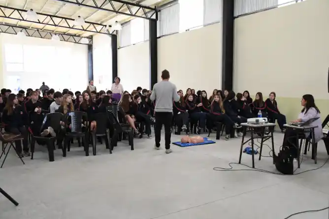 Las jornadas en escuelas suman contenidos de primeros auxilios