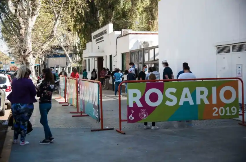 Apretados, sin distancia, ni barbijo: así esperan los rosarinos ser hisopados en el Carrasco