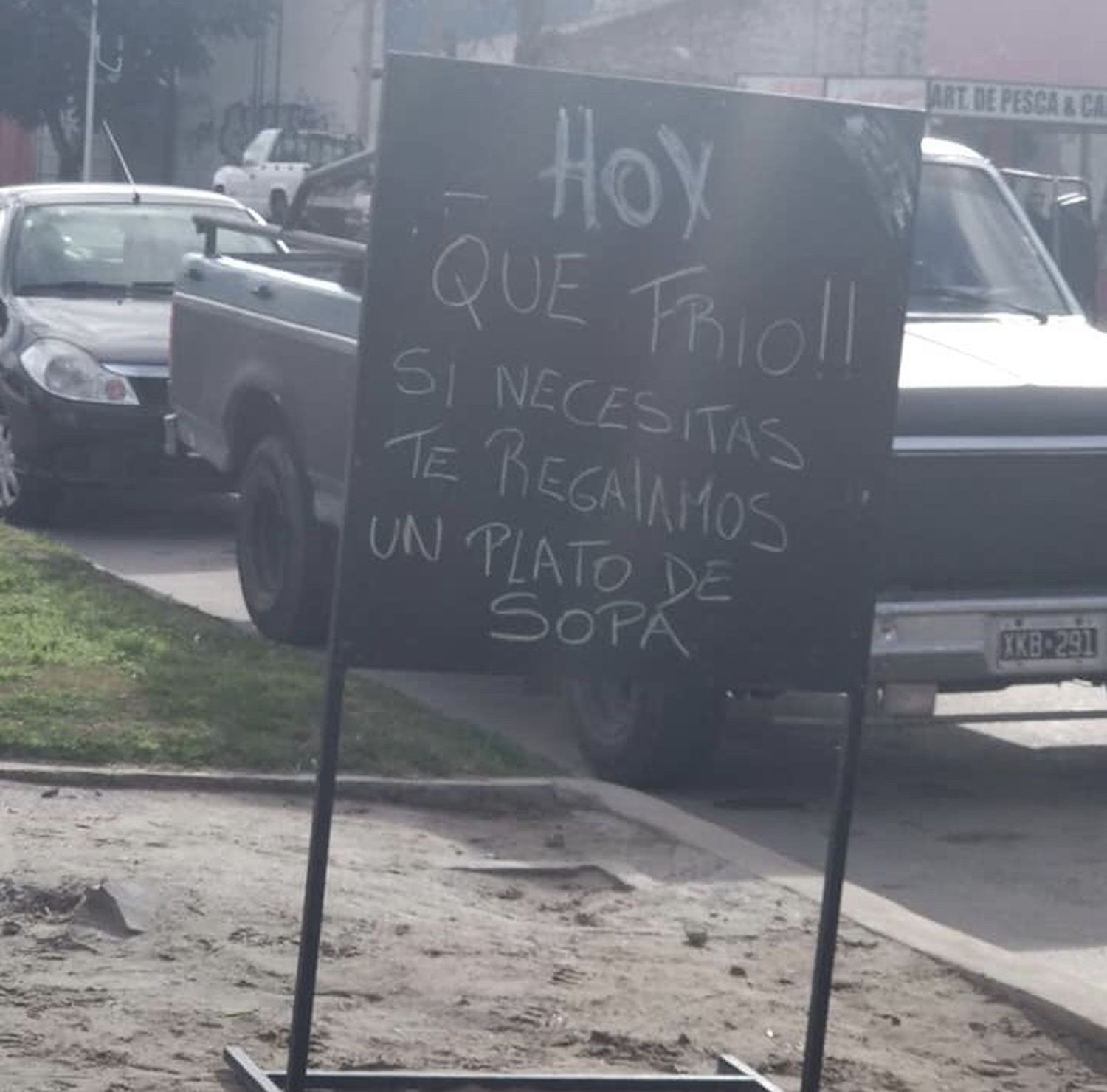 Ante la ola de frío polar, desde una rotisería ofrecen un plato de sopa gratis