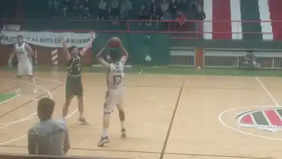 Dupin, marcando a Piccinelli en el perímetro.