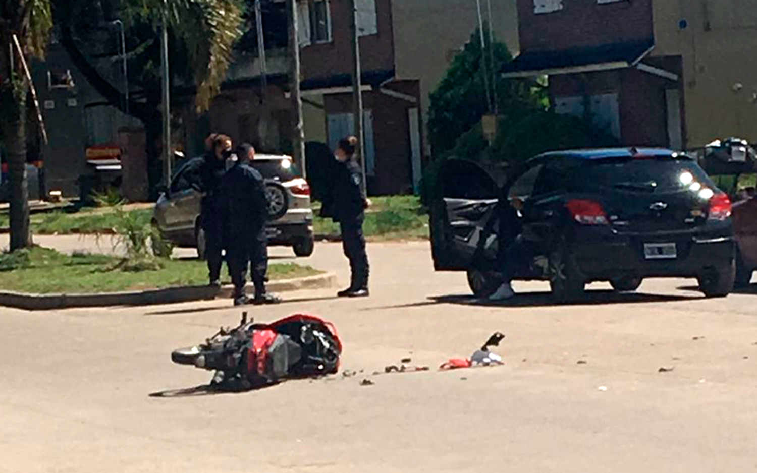 Una moto y un auto chocaron en Larralde y 3 de Febrero