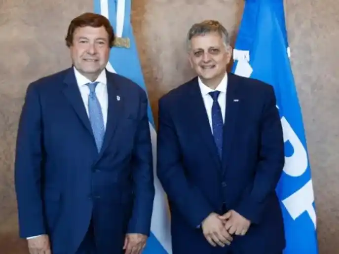 Firma del acuerdo entre el gobernador de Río Negro, Alberto Weretilneck y el presidente de YPF, Horacio Marín.